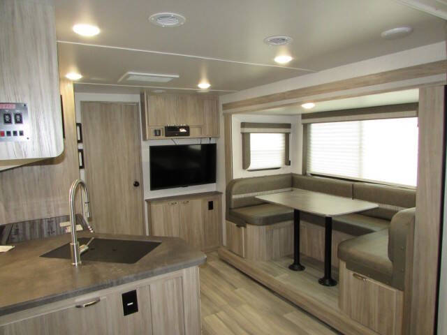 2022 Winnebago MINNIE 220