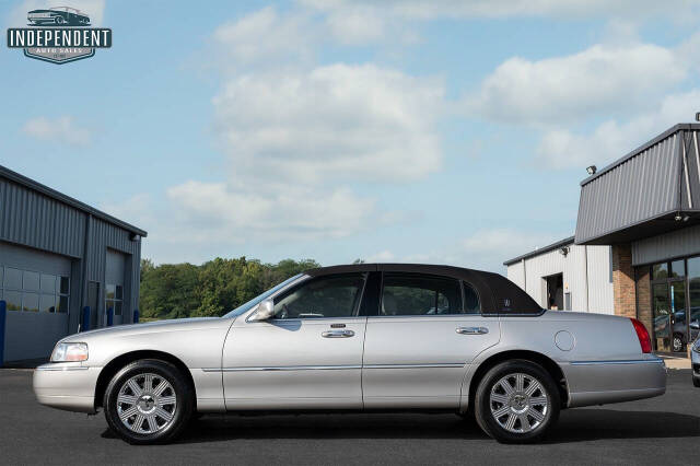 2003 Lincoln Town Car for sale at Independent Auto Sales in Troy, OH