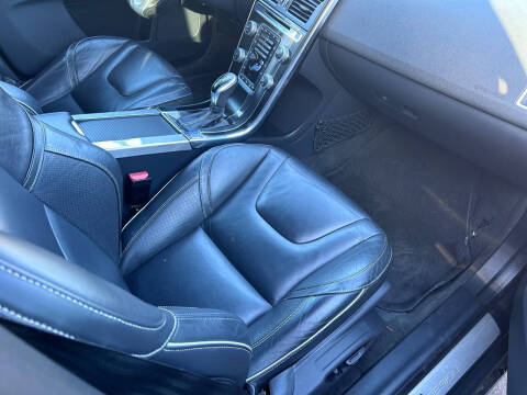 2016 Volvo XC60 T6 Drive-E R-Design Platinum