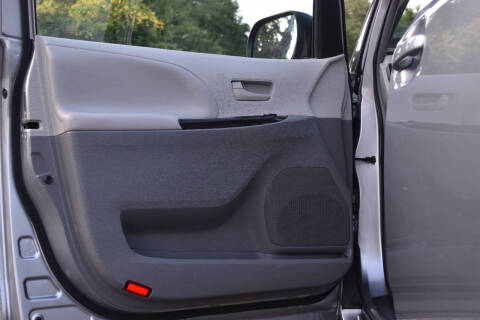 2013 Toyota Sienna LE 8-Passenger