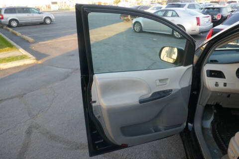 2013 Toyota Sienna LE 8-Passenger