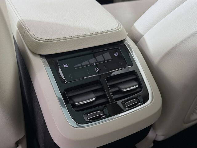 2021 Volvo XC90 T6 Momentum 7-Passenger