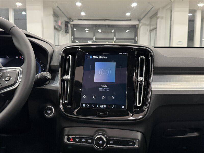 2025 Volvo XC40 B5 Core Bright Theme