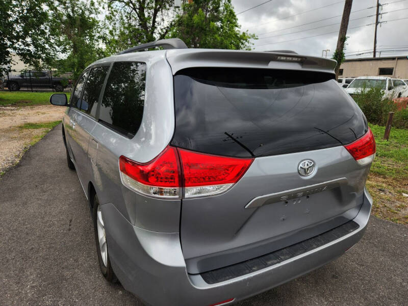 2013 Toyota Sienna L photo 10