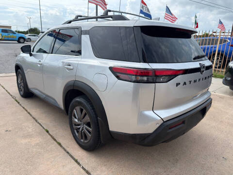 2022 Nissan Pathfinder SV