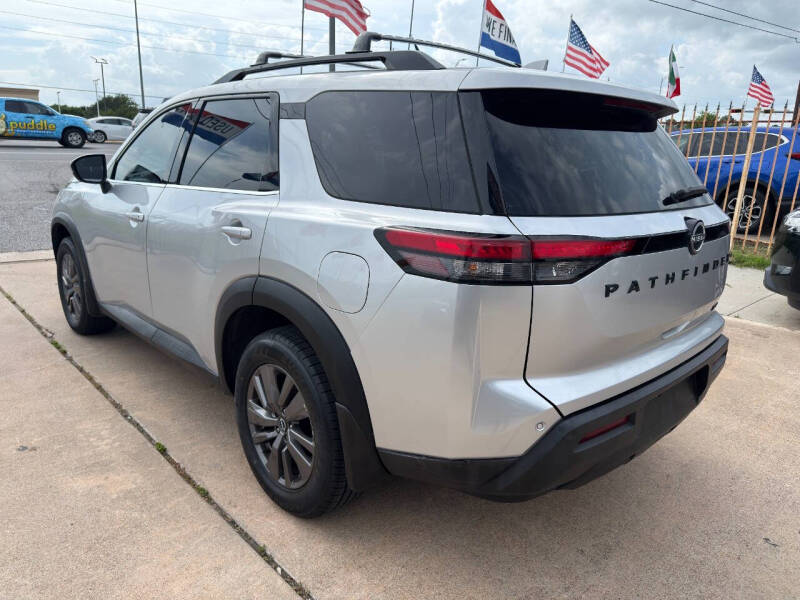 2022 Nissan Pathfinder SV