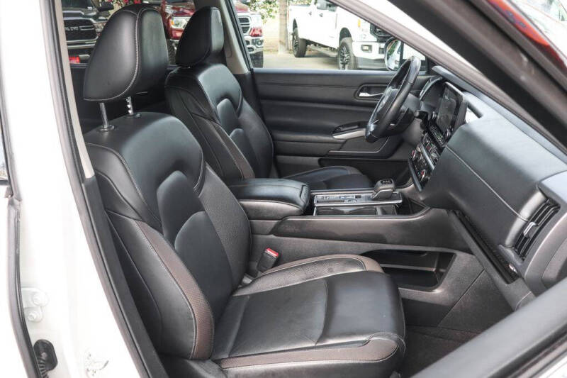 2022 Nissan Pathfinder SL