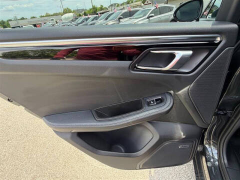 2025 Porsche Macan T