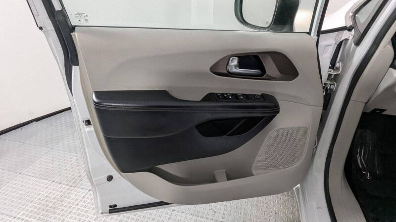 2020 Chrysler Voyager LX