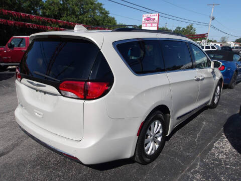 2017 Chrysler Pacifica Touring-L