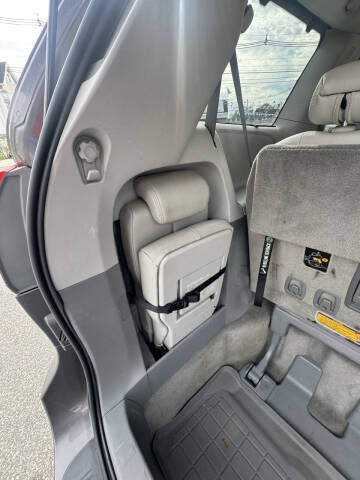 2014 Toyota Sienna XLE 7-Passenger Auto Access Seat