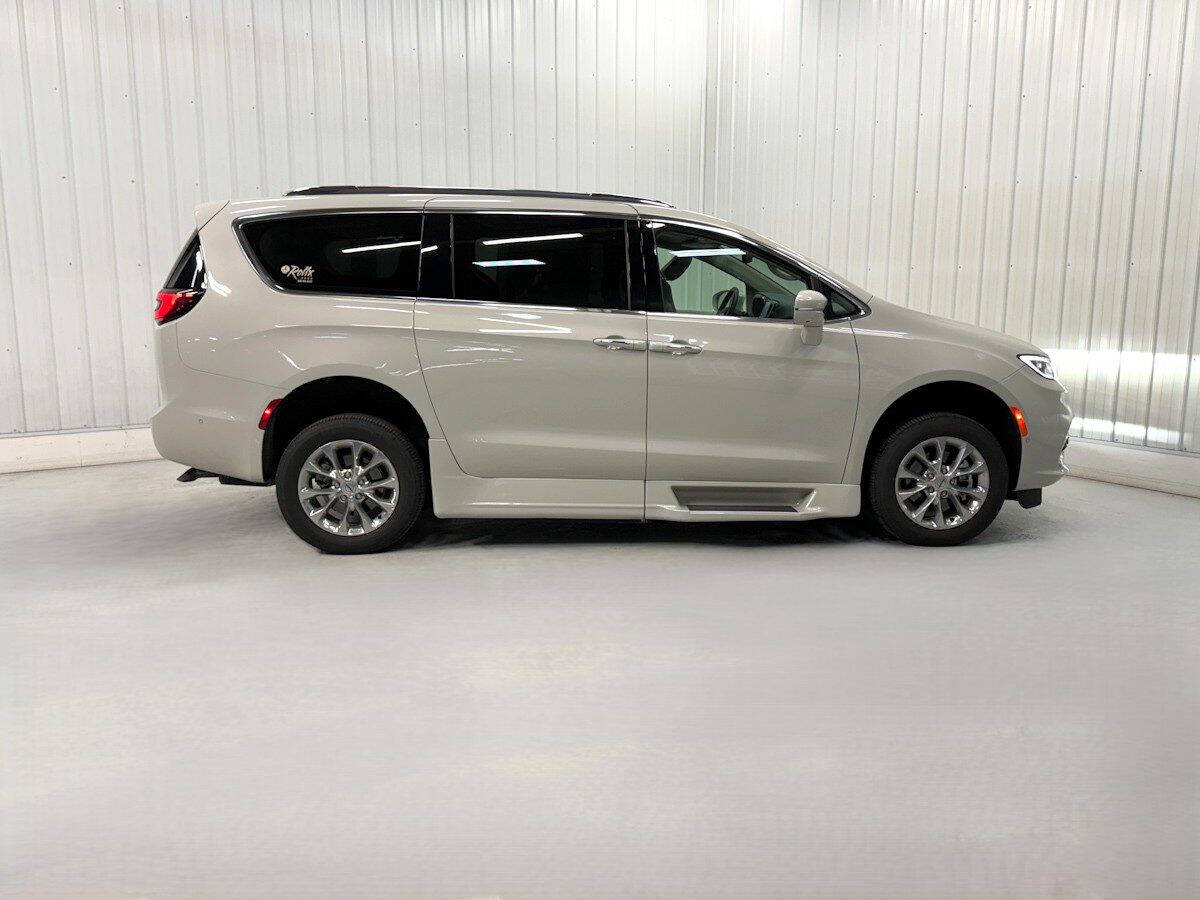White 2021 Chrysler Pacifica Touring L Touring L 4dr Mini-Van 2