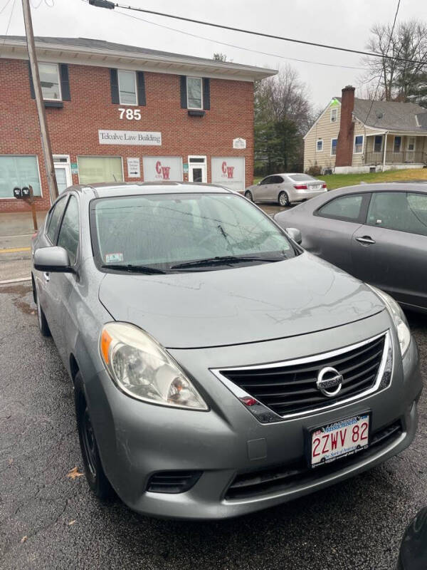 2012 Nissan Versa SV photo 3