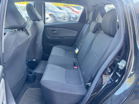 2016 Toyota Yaris 5-Door LE