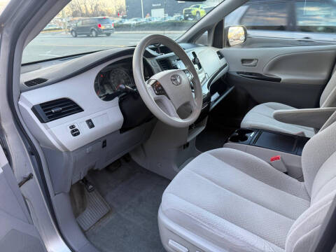 2014 Toyota Sienna LE 8-Passenger