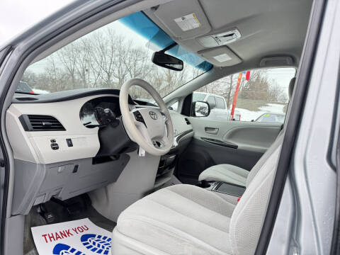 2014 Toyota Sienna LE 7-Passenger Auto Access Seat