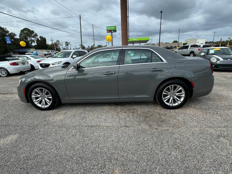 2018 Chrysler 300 Touring photo 5