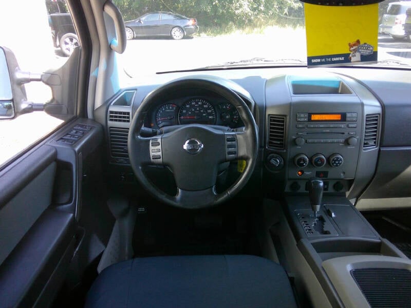 2004 Nissan Titan SE photo 16