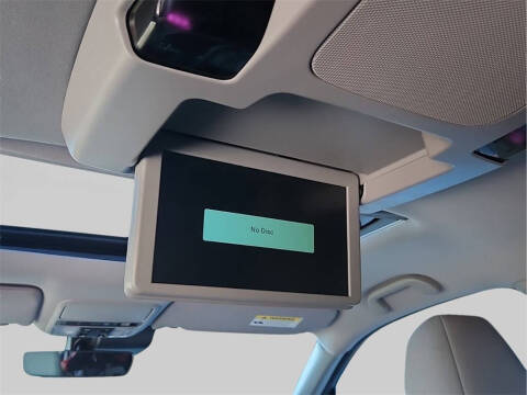 2022 Honda Pilot Touring w/Rear Captain's Chairs