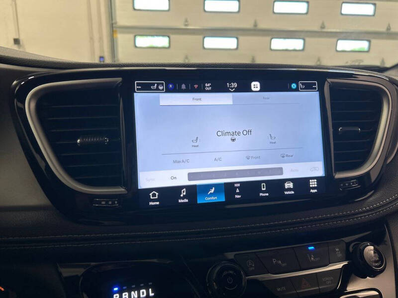 2027 Chrysler Pacifica Select