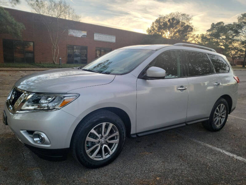 2015 Nissan Pathfinder SV's photo