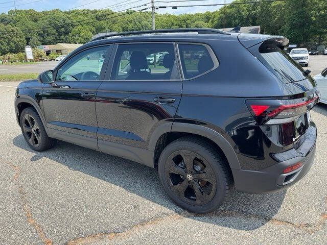 2026 Volkswagen Taos SE Black 4Motion
