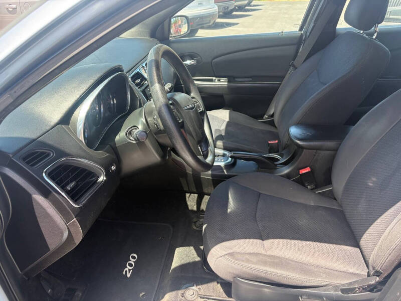 2013 Chrysler 200 LX