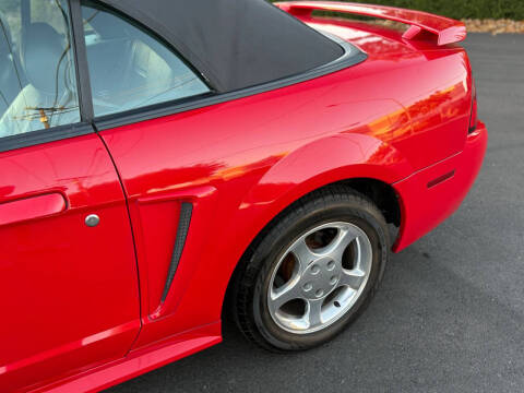 2004 Ford Mustang Deluxe