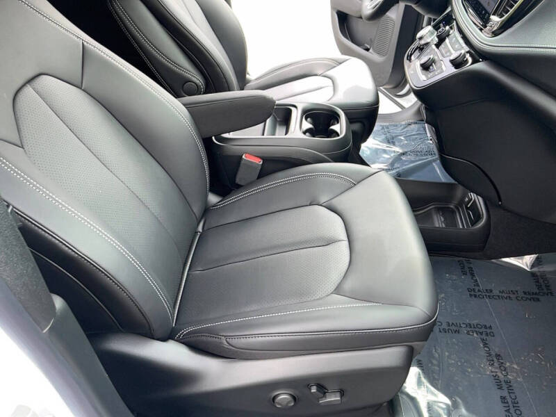 2027 Chrysler Pacifica Select