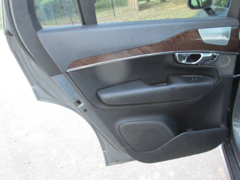 2016 Volvo XC90 T6 Momentum