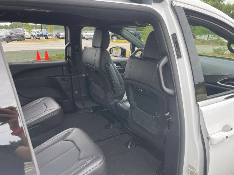 2027 Chrysler Pacifica Select