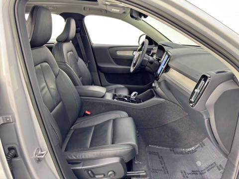 2023 Volvo XC40 B5 Ultimate Dark Theme