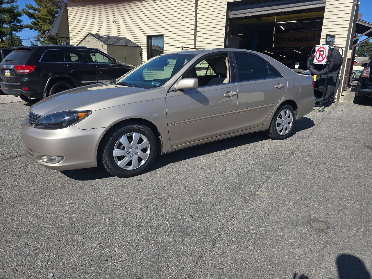 2004 Toyota Camry for sale at QUEENSGATE AUTO SALES in York, PA