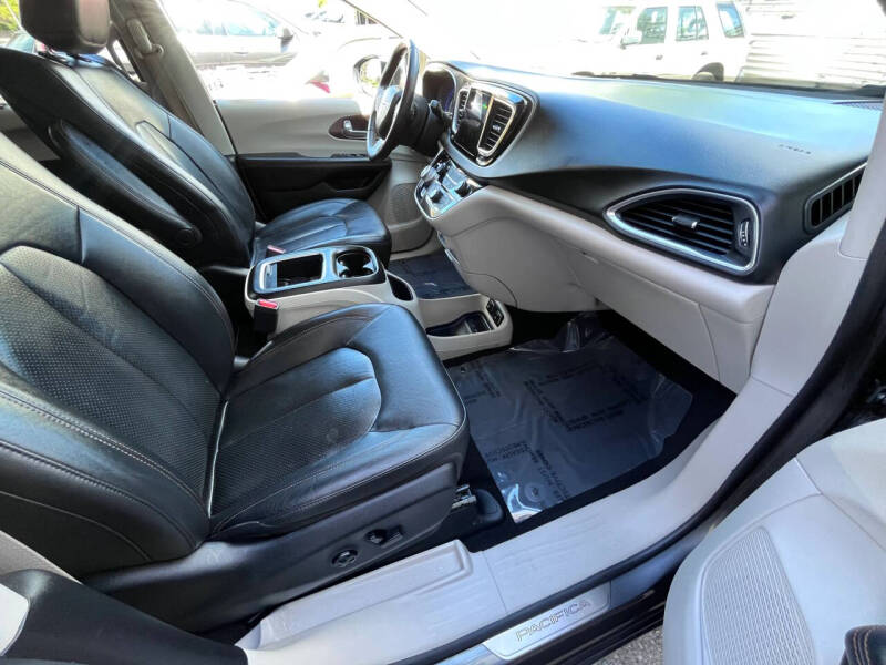 2017 Chrysler Pacifica Touring-L Plus