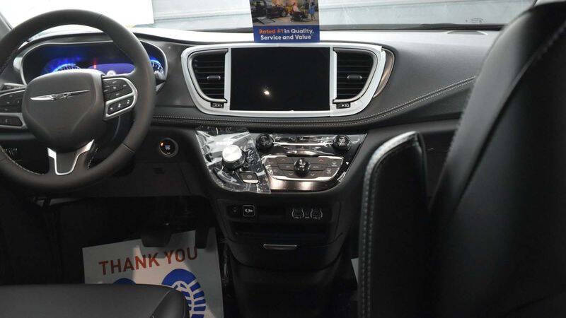 2025 Chrysler Pacifica Select