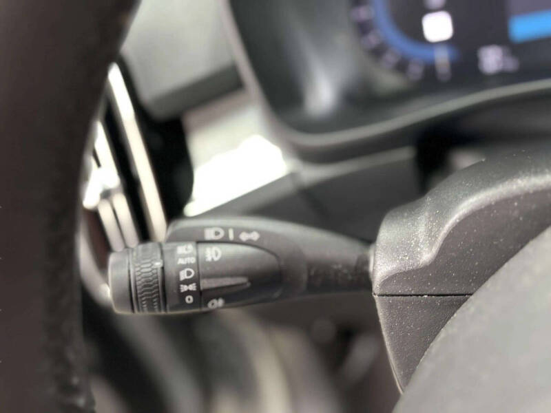2024 Volvo XC40 B5 Core Dark Theme