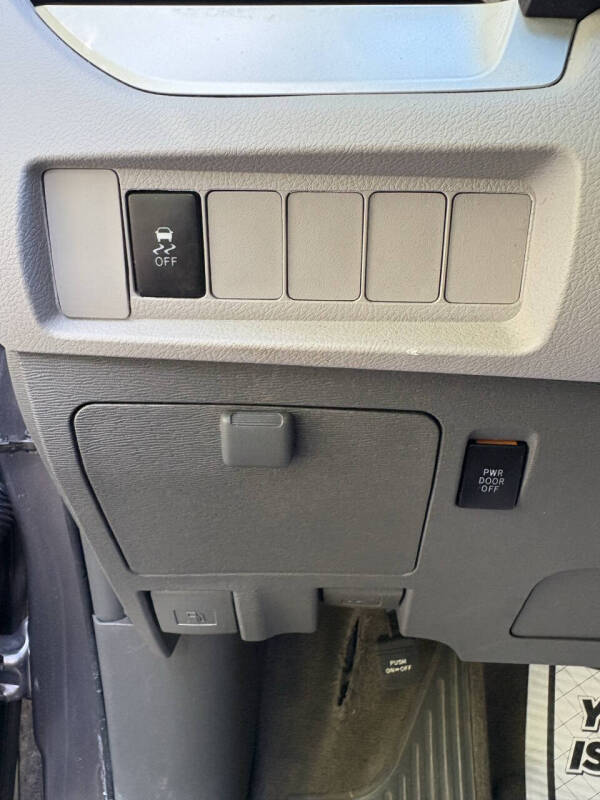 2017 Toyota Sienna LE 7-Passenger Auto Access Seat