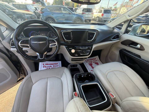 2017 Chrysler Pacifica Touring-L Plus