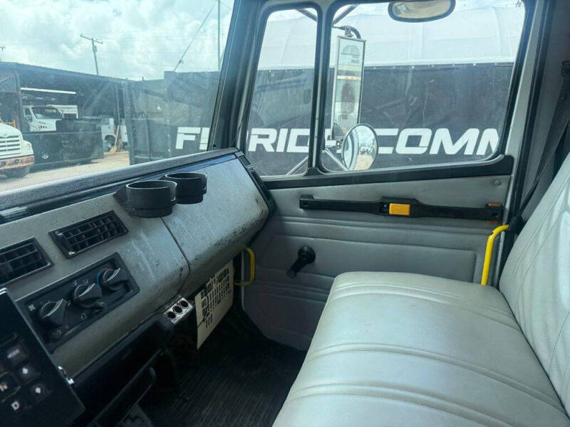 2002 Freightliner FL70