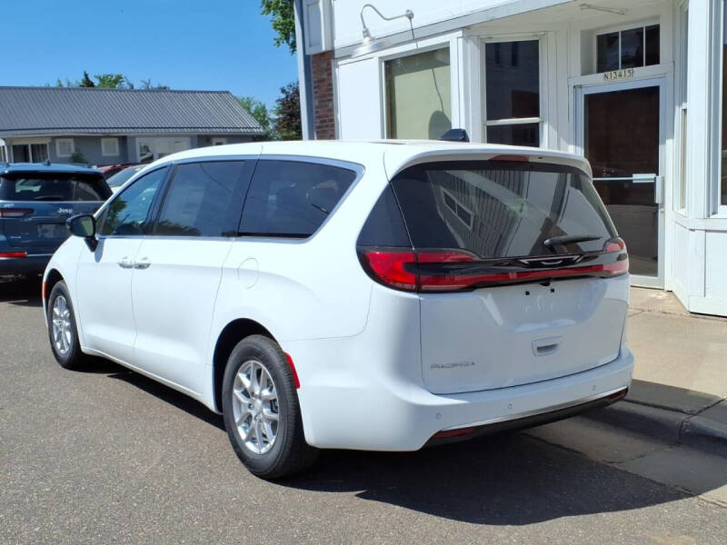 2027 Chrysler Pacifica Select