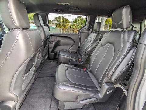 2025 Chrysler Voyager LX