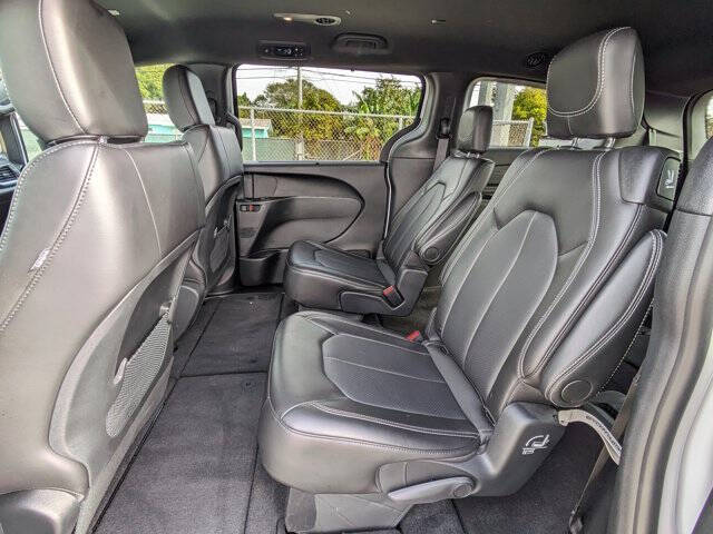 2025 Chrysler Voyager LX