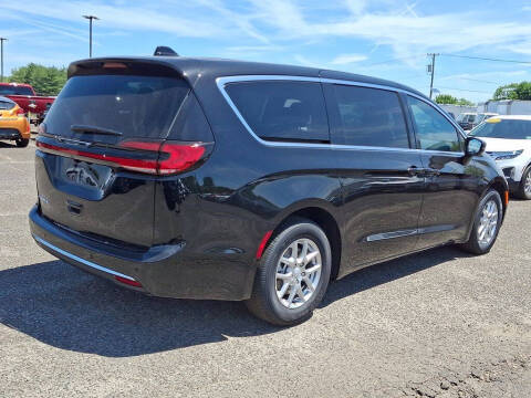 2027 Chrysler Pacifica Select