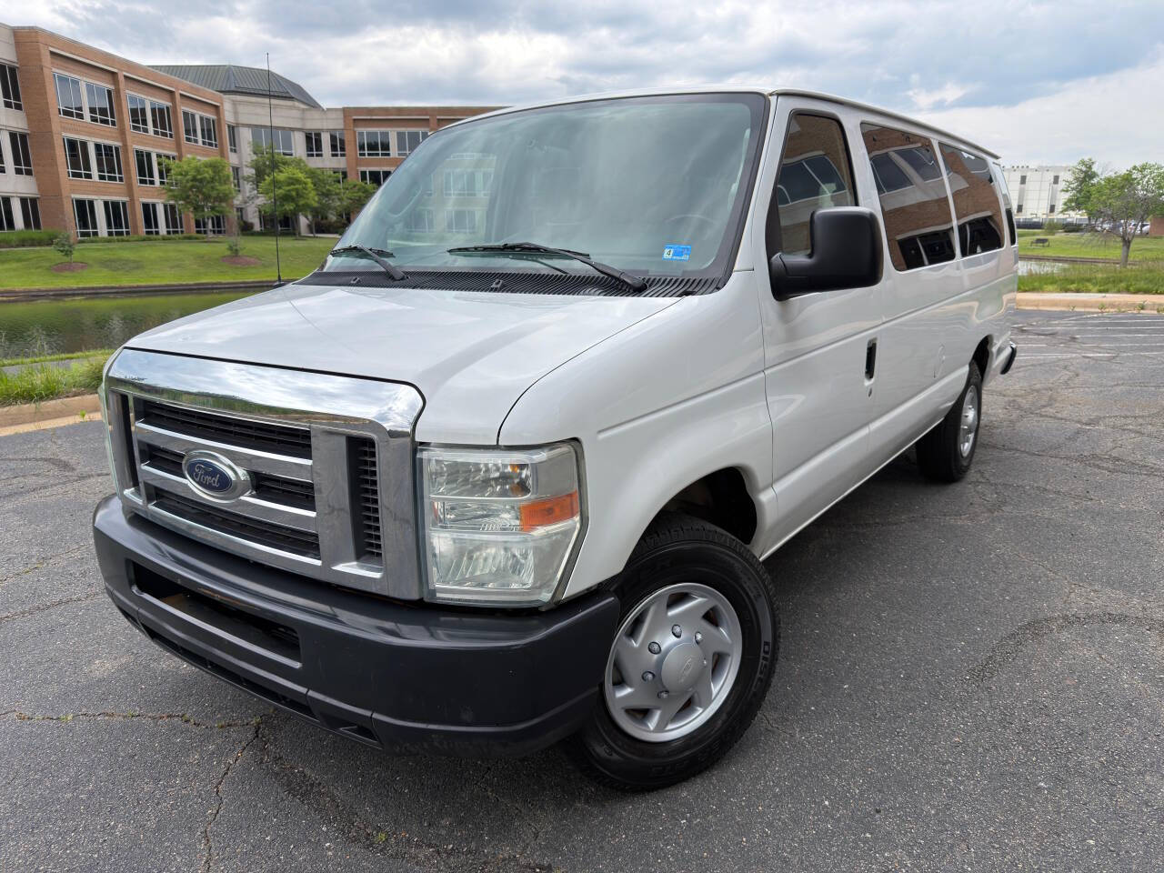 White 2010 Ford E-Series E-350 SD XL E-350 SD XL 3dr Extended Passenger Van 1