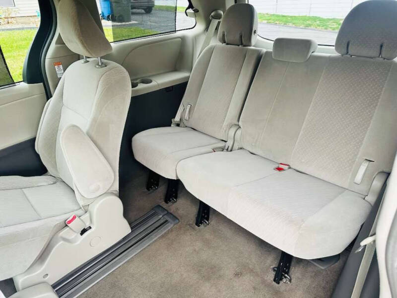 2019 Toyota Sienna LE Mobility 7-Passenger