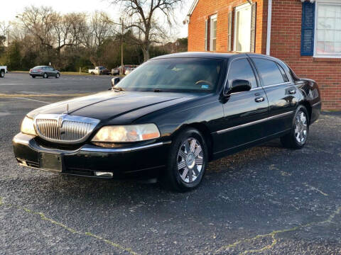 2003 Lincoln Town Car for sale at Carland Auto Sales INC. in Portsmouth VA