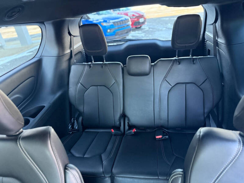 2026 Chrysler Pacifica Select