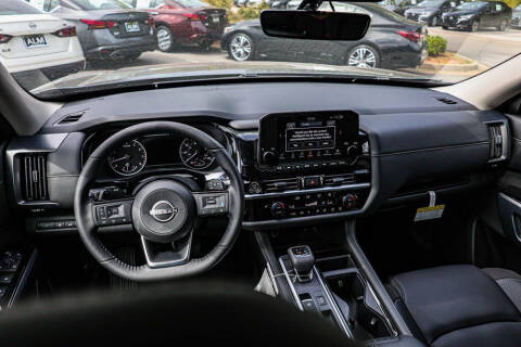 2024 Nissan Pathfinder SL