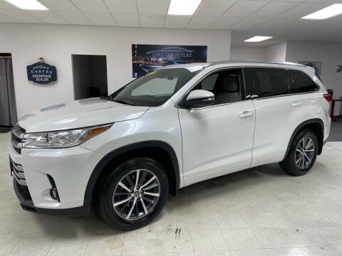 2017 Toyota Highlander for sale at Used Car Outlet in Bloomington IL