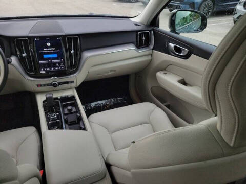 2024 Volvo XC60 B5 Core Dark Theme